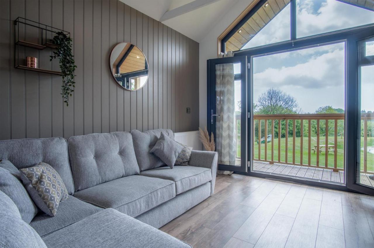 Cabin In The Woods - 1 Bedroom Lodge - Kilgetty Stepaside  エクステリア 写真