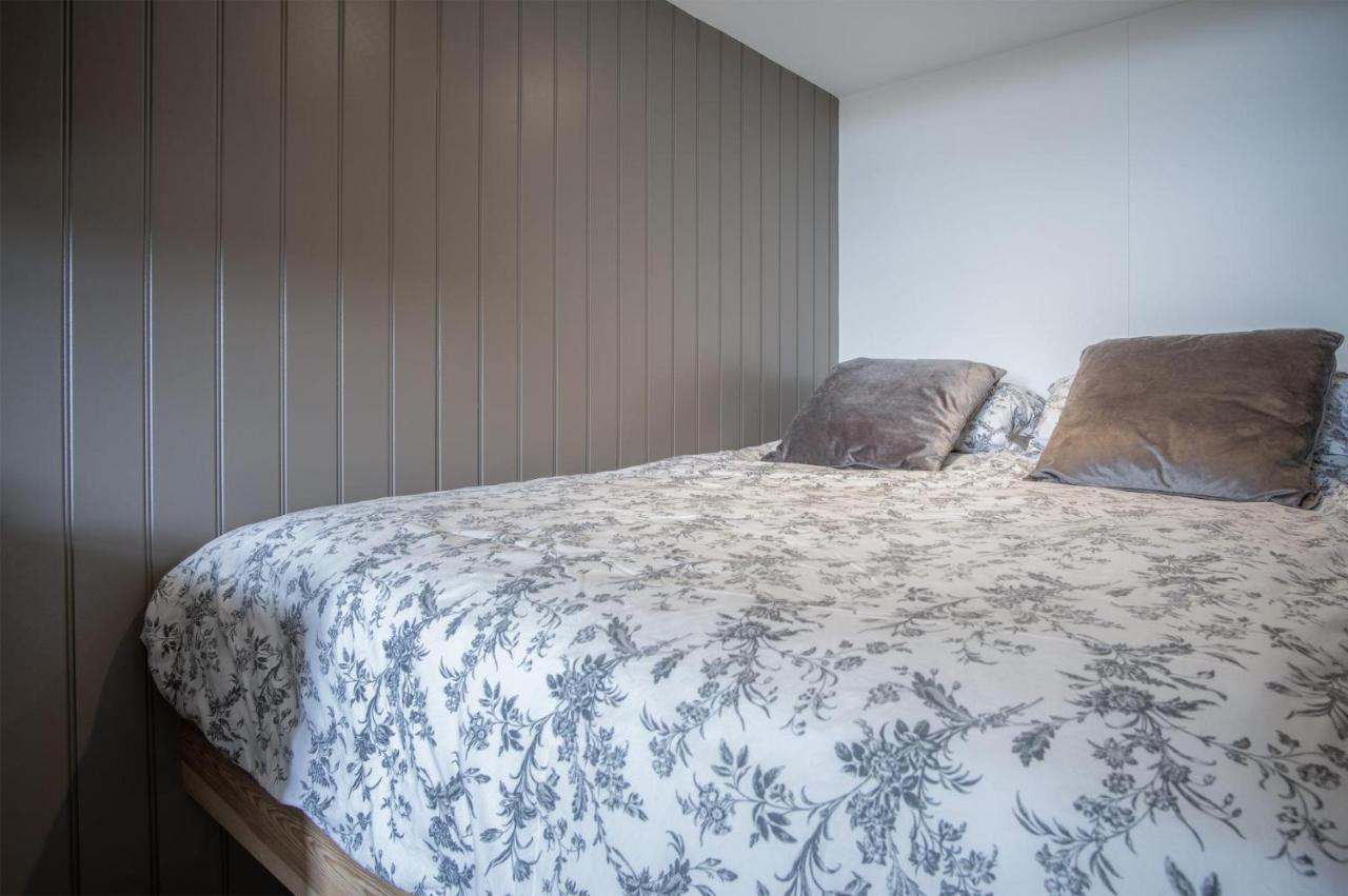 Cabin In The Woods - 1 Bedroom Lodge - Kilgetty Stepaside  エクステリア 写真