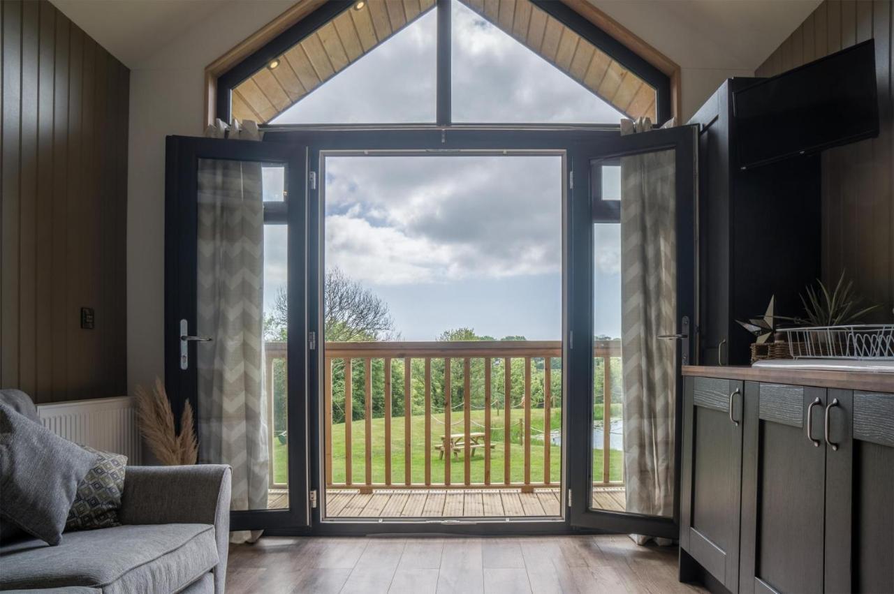 Cabin In The Woods - 1 Bedroom Lodge - Kilgetty Stepaside  エクステリア 写真