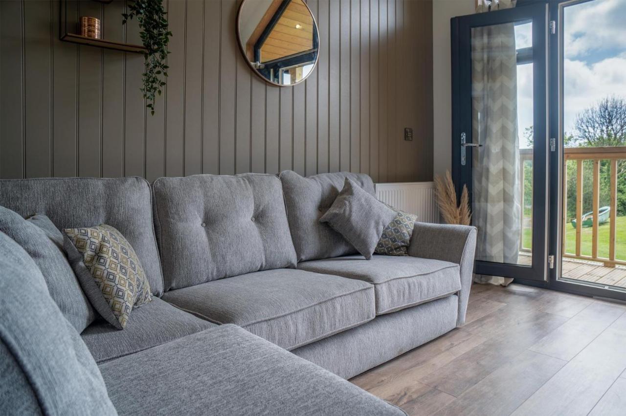 Cabin In The Woods - 1 Bedroom Lodge - Kilgetty Stepaside  エクステリア 写真