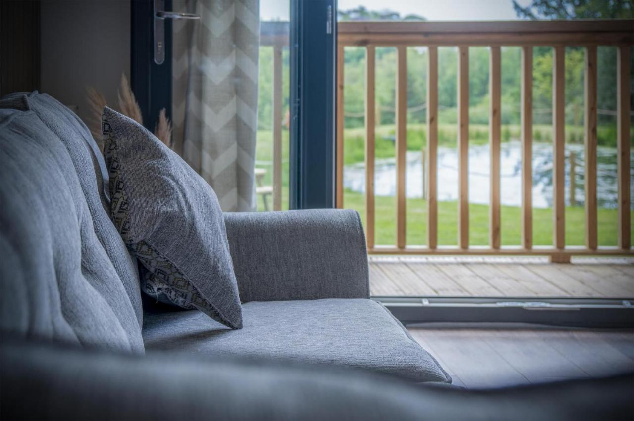 Cabin In The Woods - 1 Bedroom Lodge - Kilgetty Stepaside  エクステリア 写真